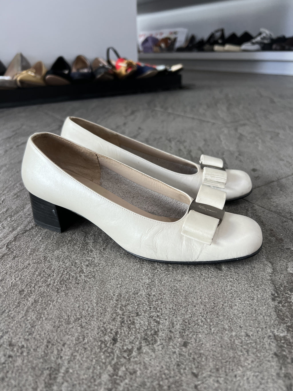 Ferragamo Vara Bow Pumps Cream Leather Heels 5C