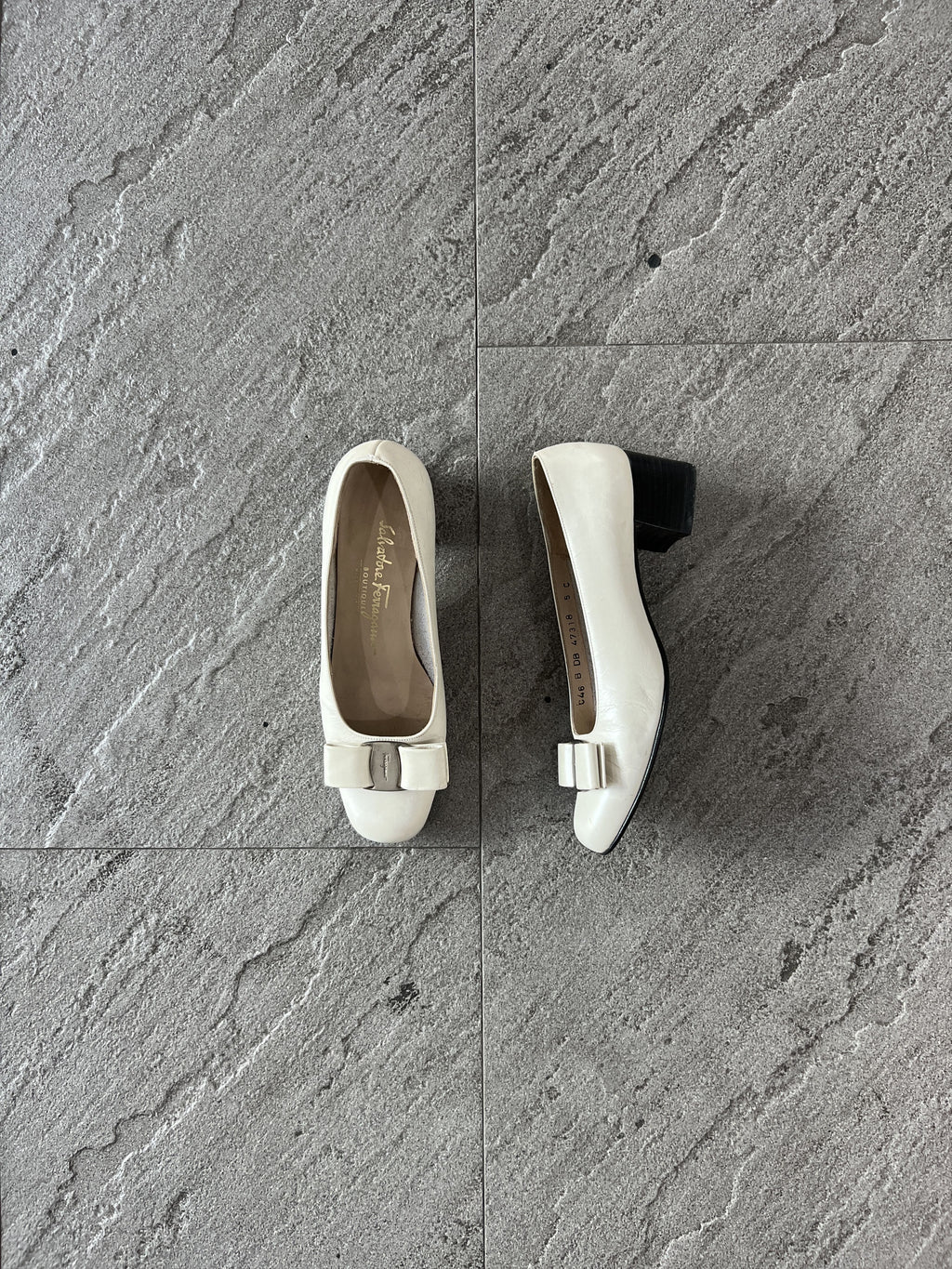 Ferragamo Vara Bow Pumps Cream Leather Heels 5C