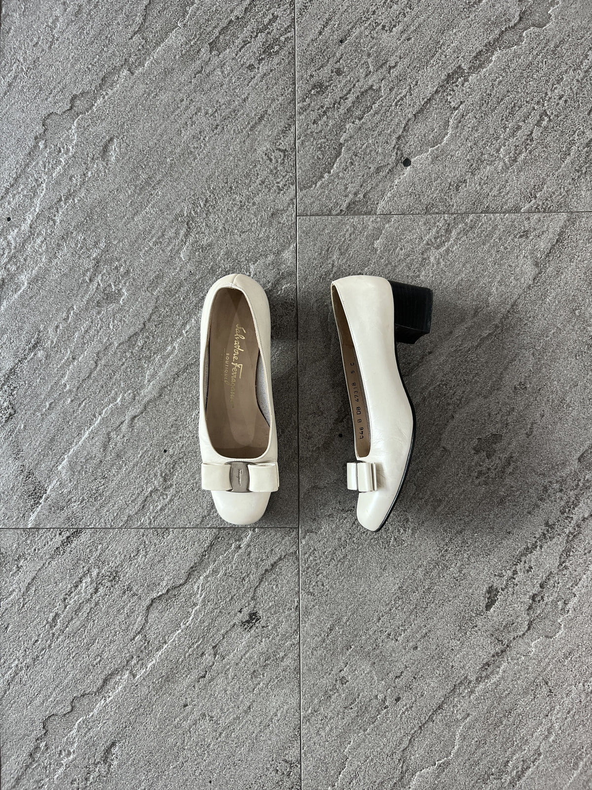 Ferragamo Vara Bow Pumps Cream Leather Heels 5C