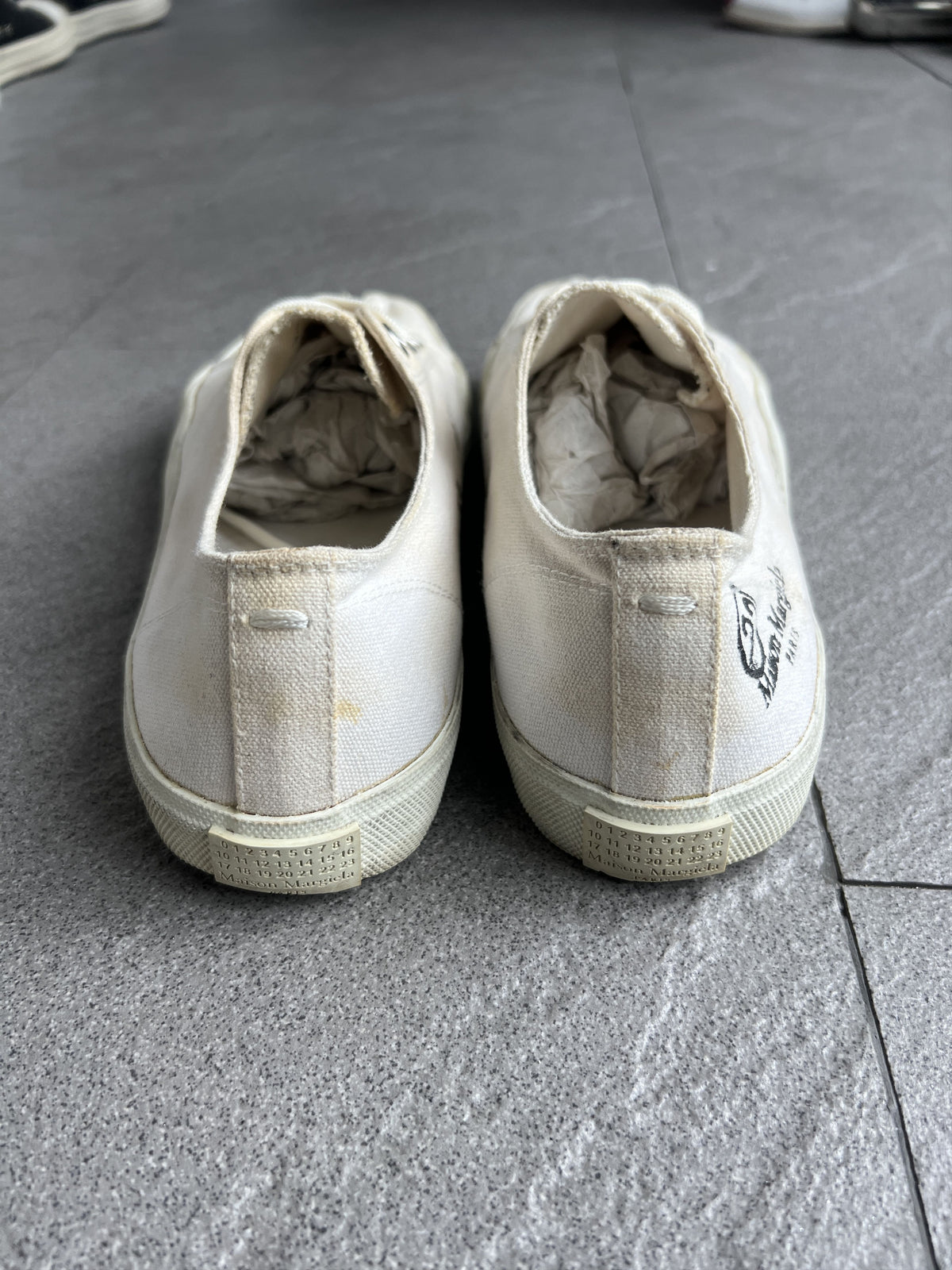 Maison Margiela Cream Tabi Canvas Low-Top Sneakers EU39