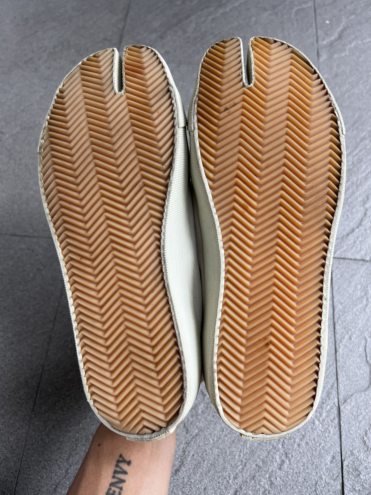 Maison Margiela Cream Tabi Canvas Low-Top Sneakers EU39