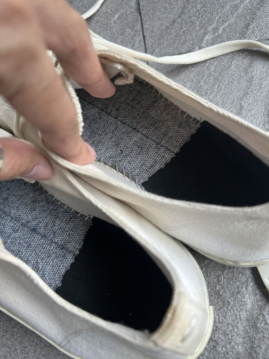 Maison Margiela Cream Tabi Canvas Low-Top Sneakers EU39