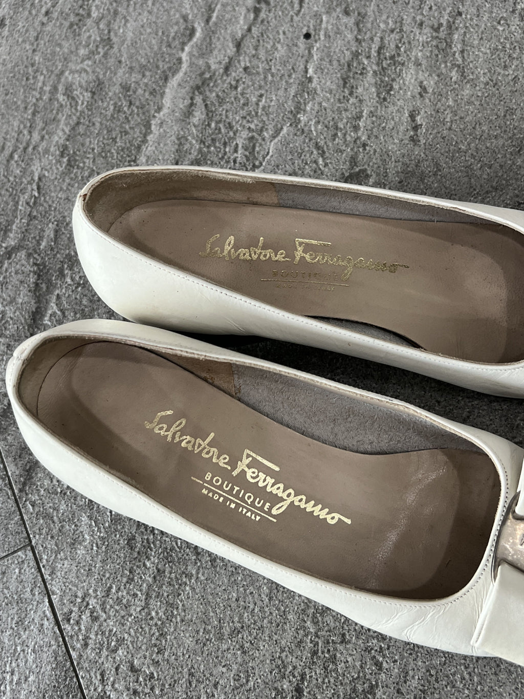 Ferragamo Vara Bow Pumps Cream Leather Heels 5C