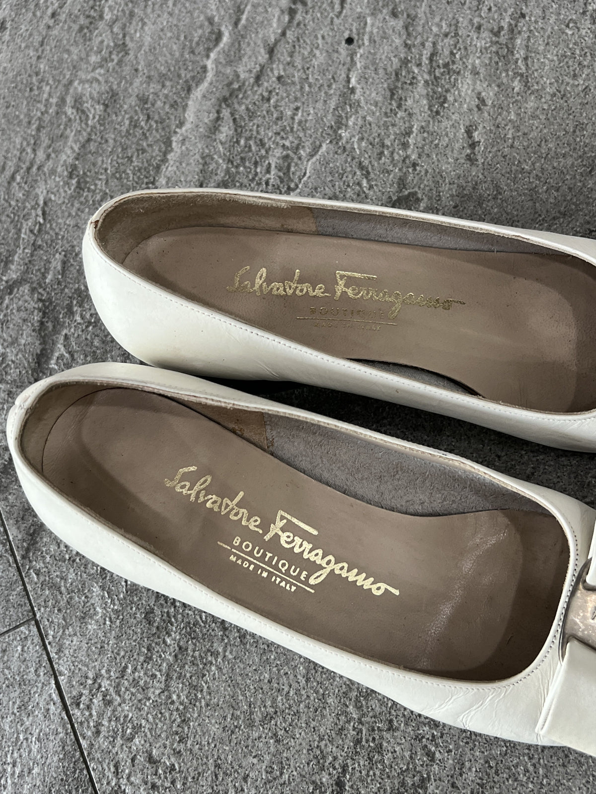 Ferragamo Vara Bow Pumps Cream Leather Heels 5C