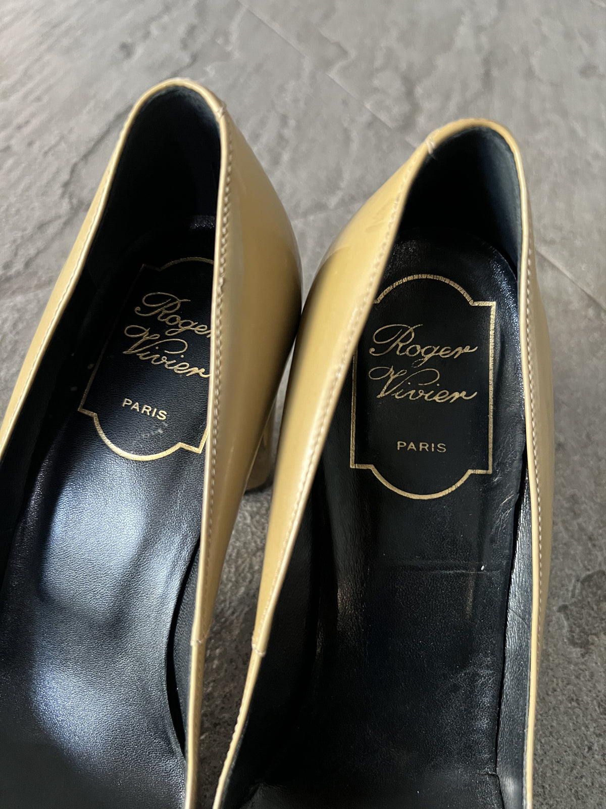 Roger Vivier Belle Vivier Beige Patent Block Heel 35.5