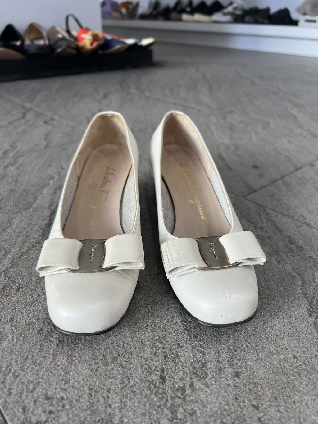 Ferragamo Vara Bow Pumps Cream Leather Heels 5C