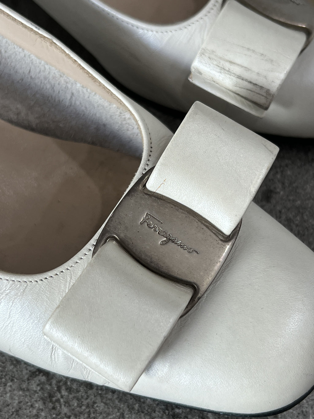 Ferragamo Vara Bow Pumps Cream Leather Heels 5C