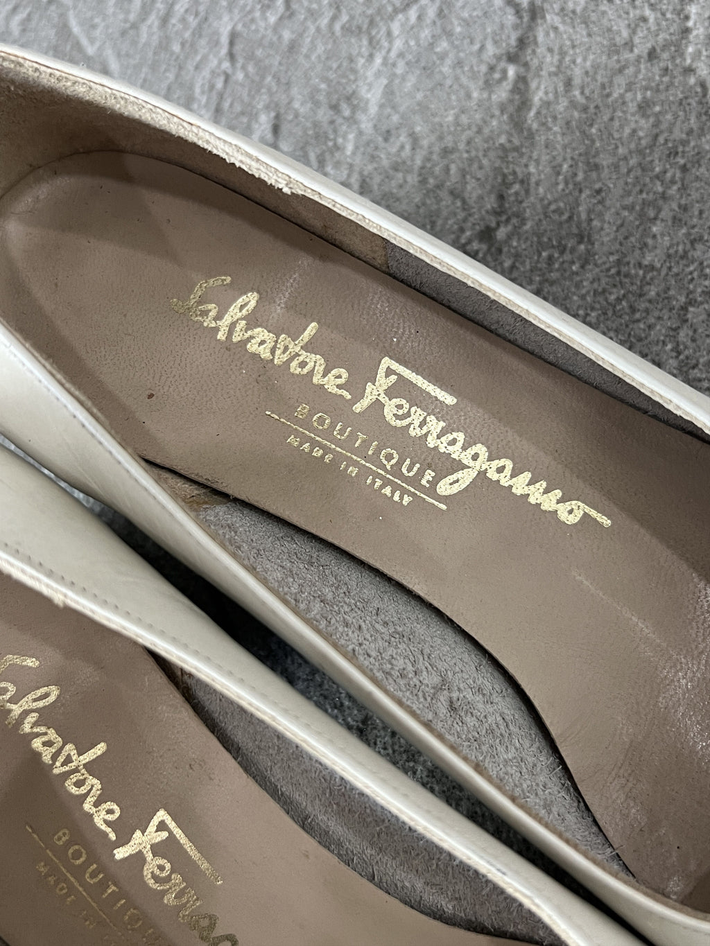 Ferragamo Vara Bow Pumps Cream Leather Heels 5C