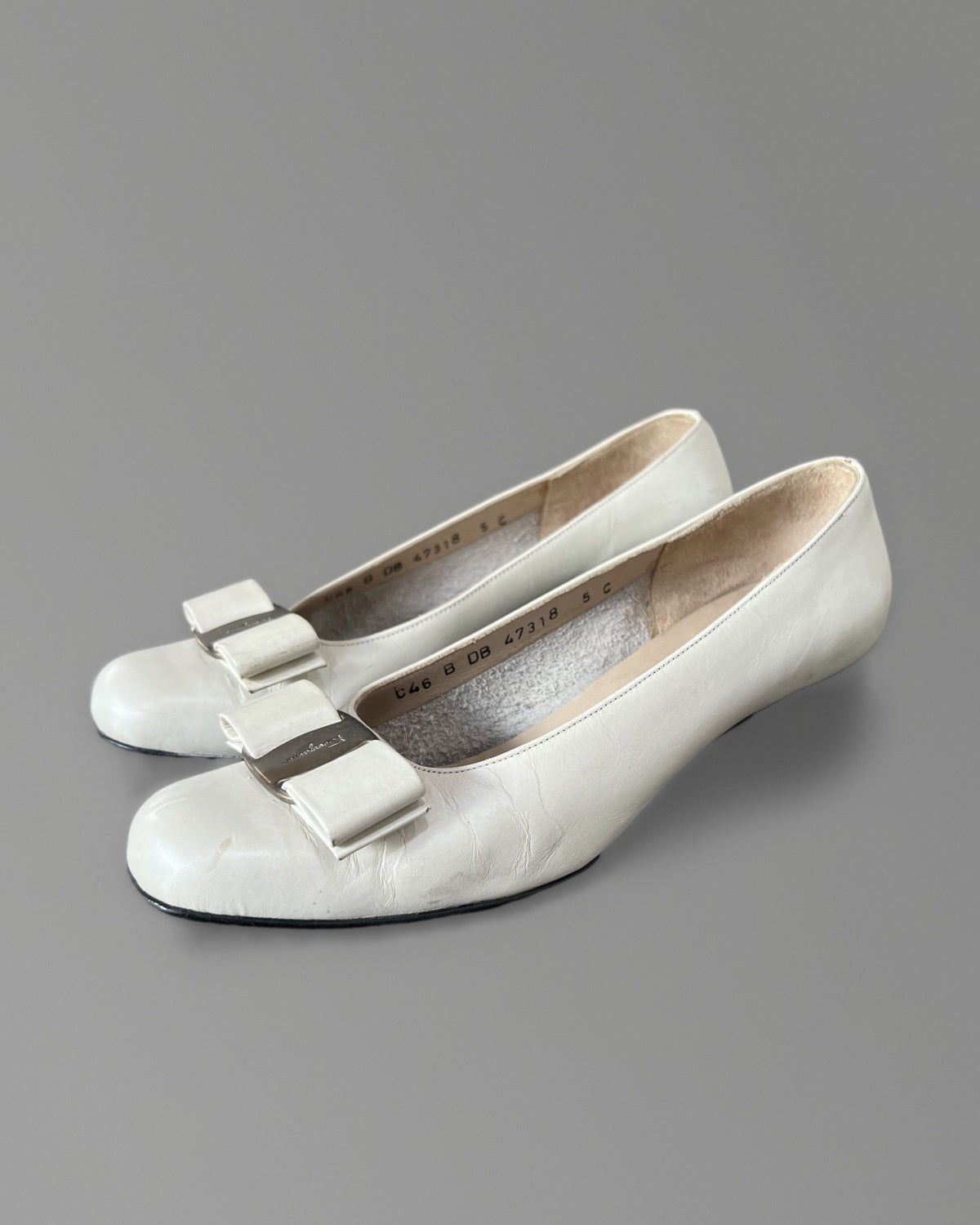 Ferragamo Vara Bow Pumps Cream Leather Heels 5C