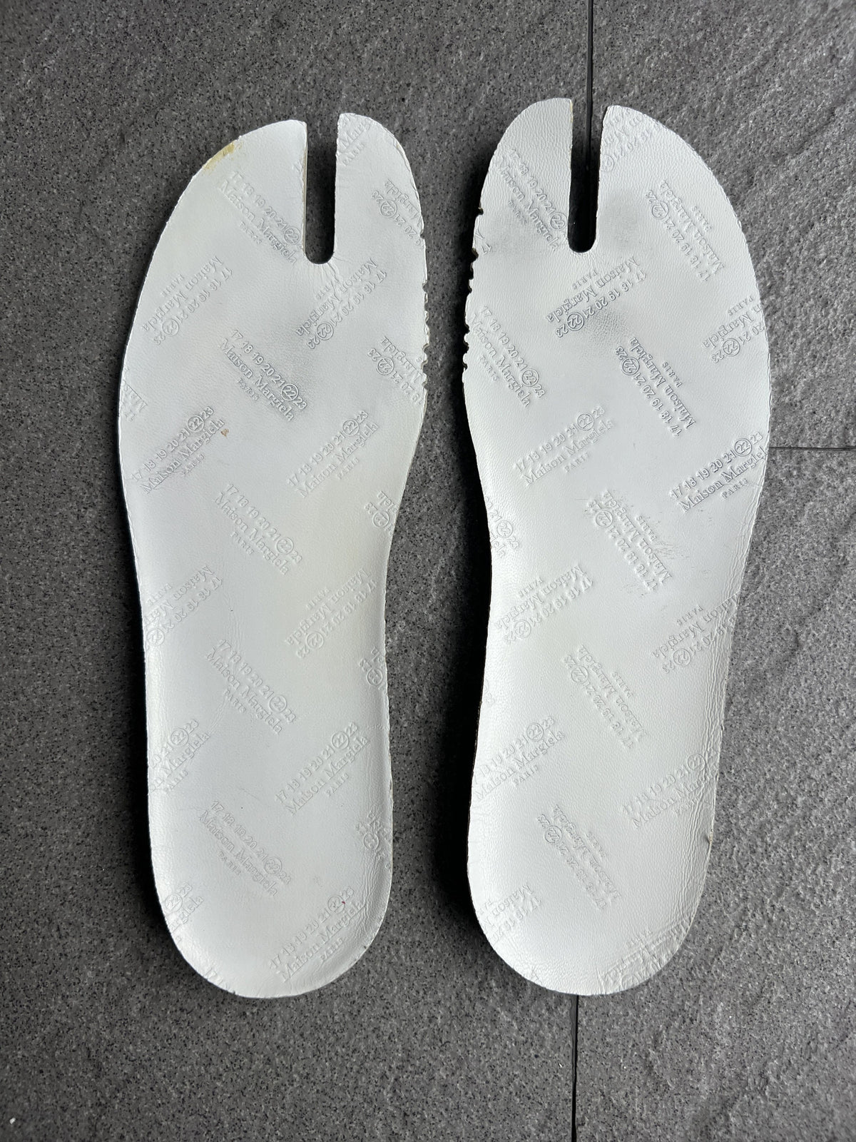 Maison Margiela Cream Tabi Canvas Low-Top Sneakers EU39