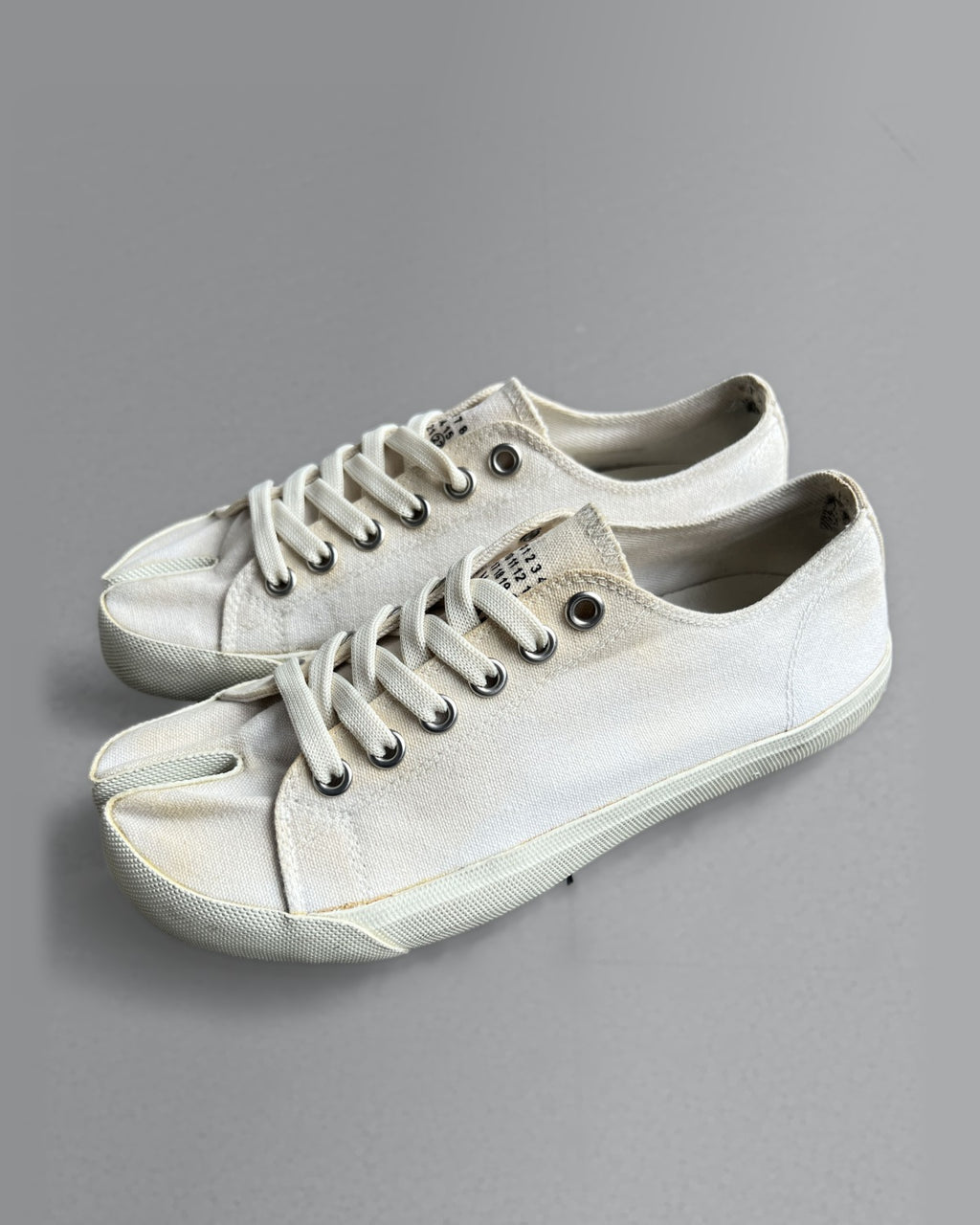Maison Margiela Cream Tabi Canvas Low-Top Sneakers EU39